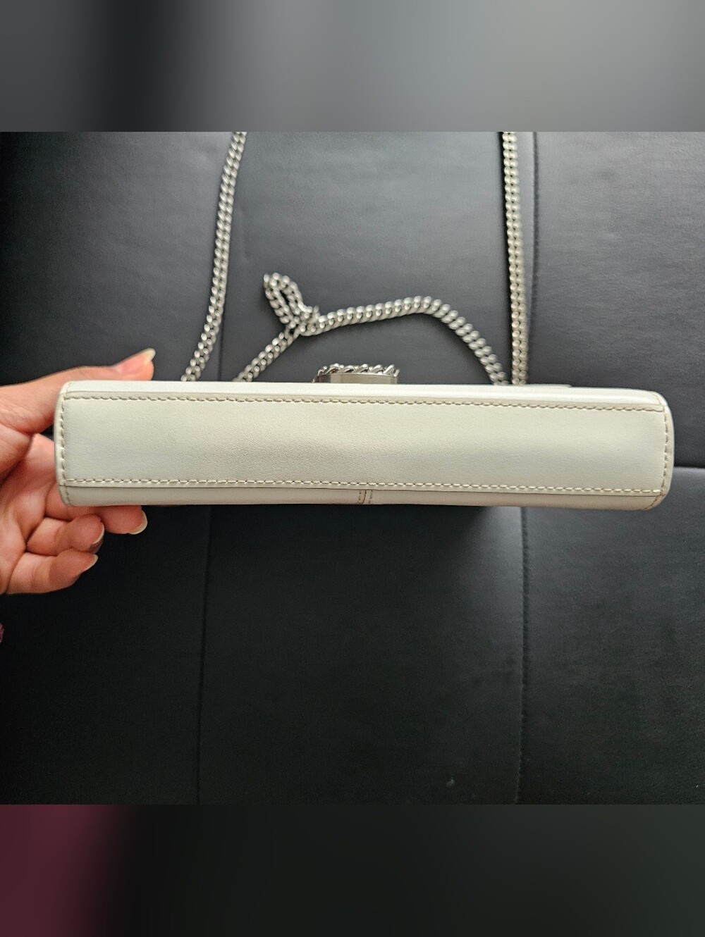 Authentic Marc Jacobs Elegant Shoulder Bag with Chain Strap - Picture 4 of 16
